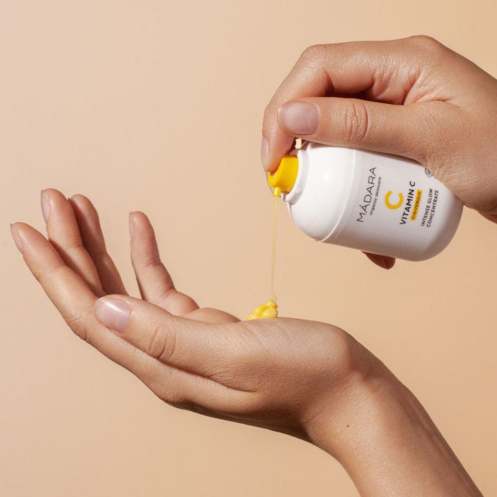 MÁDARA Vitamin C Intense Glow Concentrate 30 ml serum giver glød med gul creme pumpet fra hvid flaske til hånd.