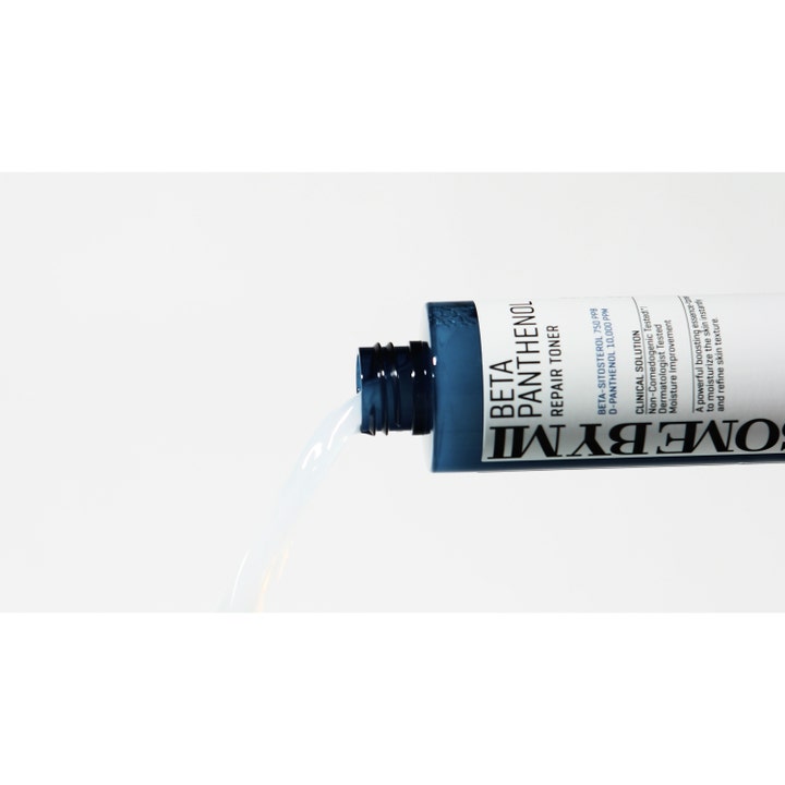 Some By Mi Beta Panthenol Repair Toner 150 ml fugtgivende skintonic med mælkehvid konsistens der hældes fra blå flaske