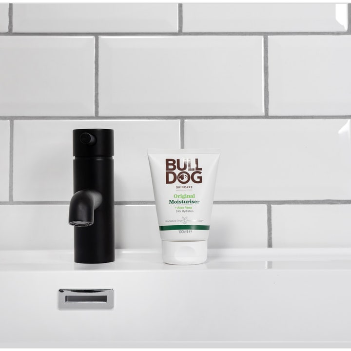 Bulldog Original Moisturiser 100 ml fugtgivende dagcreme med aloe vera i hvid tube ved en sort vandhane