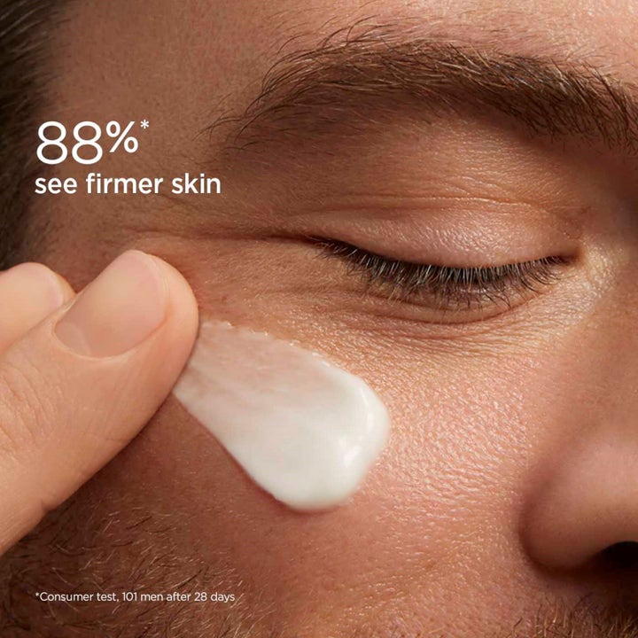 Clarins Men Wrinkle-Smoothing & Firming Care 50 ml ansigtscreme påføres og giver fastere hud hos 88%