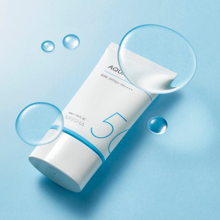MISSHA All Around Safe Block Aqua Sun Gel 50 ml fugtgivende solcreme i hvid tube omgivet af friske vanddråber.