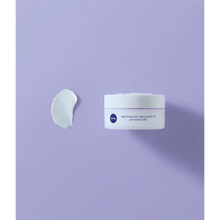 NIVEA Soothing Day Cream 50 ml beroligende dagcreme med SPF 15 og hvid cremet tekstur på lilla baggrund