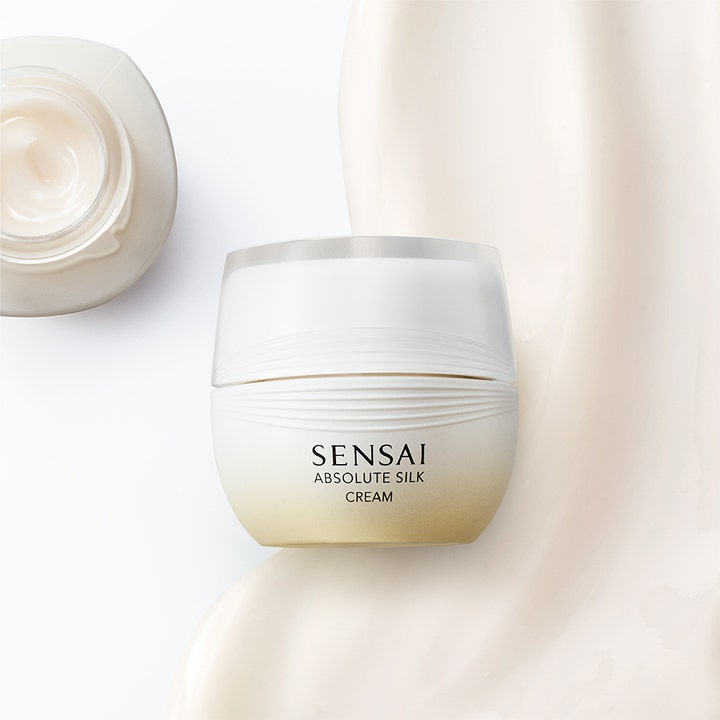 Sensai Absolute Silk Cream 40 ml fugtgivende ansigtscreme i hvid krukke på en blød og cremet tekstur