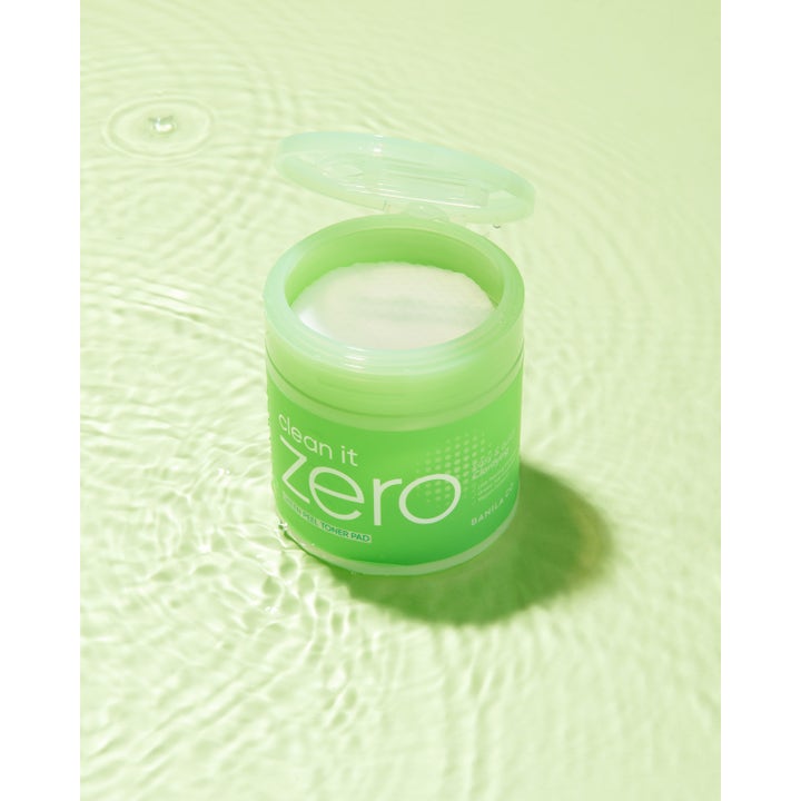 Banila Co Clean It Zero Green Peel Toner Pad 70 stk eksfolierende toner pads i åben grøn krukke i vand