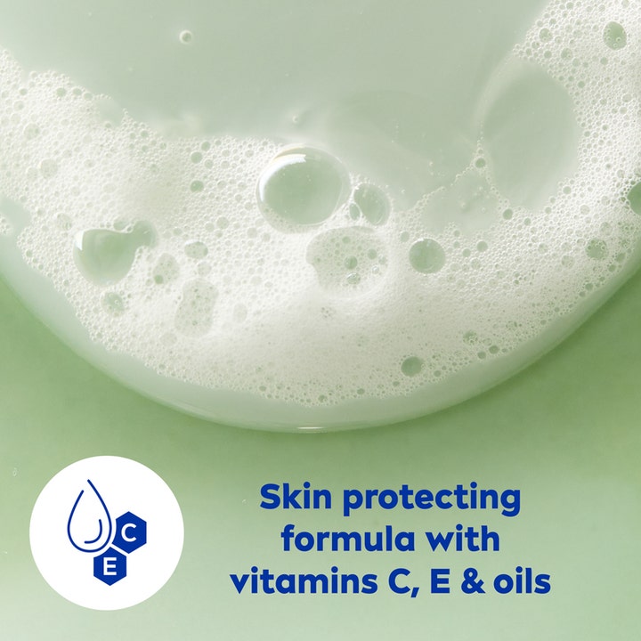 NIVEA Shower Summer Creme Aloe 250 ml plejende shower gel med lysegrøn tekstur, hvidt skum og vitamin C og E.