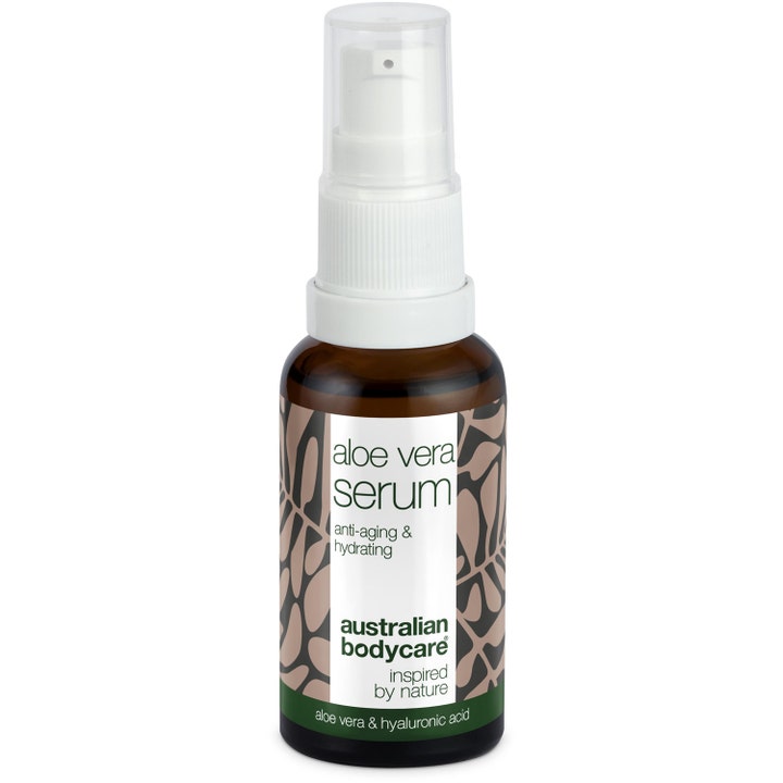 Australian Bodycare Aloe Vera Serum fugtgivende anti-aging serum i brun glasflaske med hvid pumpe og gennemsigtigt låg