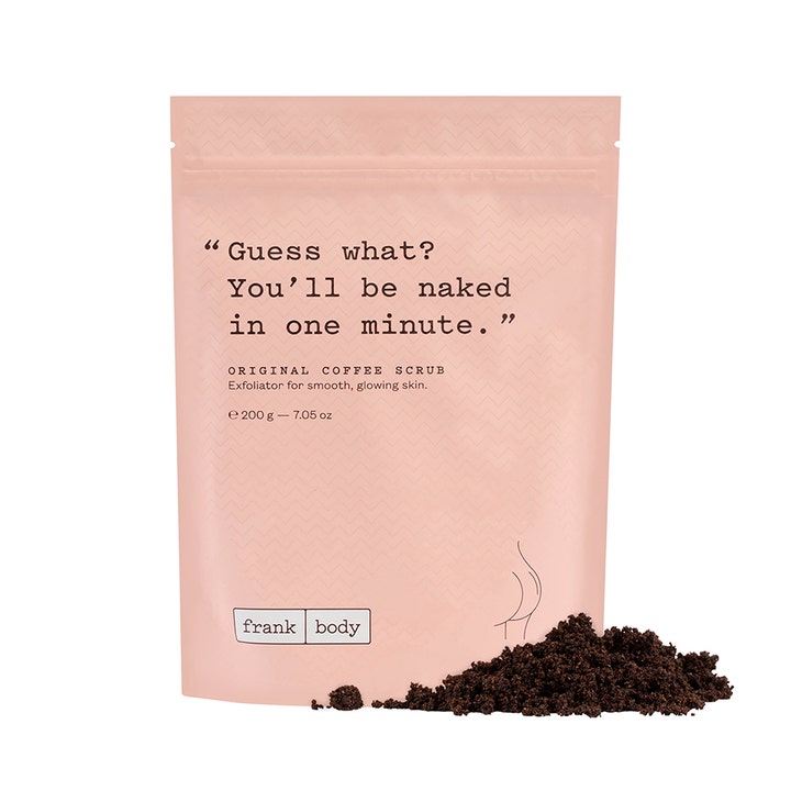 Frank Body Original Coffee Scrub 200g eksfolierende bodyscrub i lyserød pose med mørk kaffegrums foran.