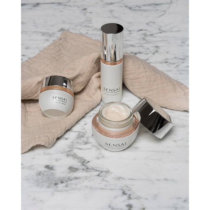 Sensai Cellular Performance Lifting Eye Cream 15 ml opstrammende øjencreme i åben hvid krukke med cremet tekstur