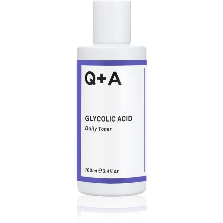Q+A Glycolic Acid Daily Toner 100ml eksfolierende ansigtsvand i hvid plastflaske med lilla kant og hvidt låg