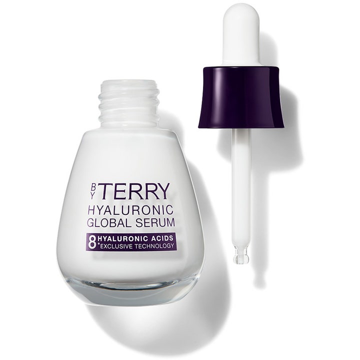 By Terry Hyaluronic Global Serum 30 ml fugtgivende hyaluronsyreserum i hvid glasflaske med pipette ved siden af