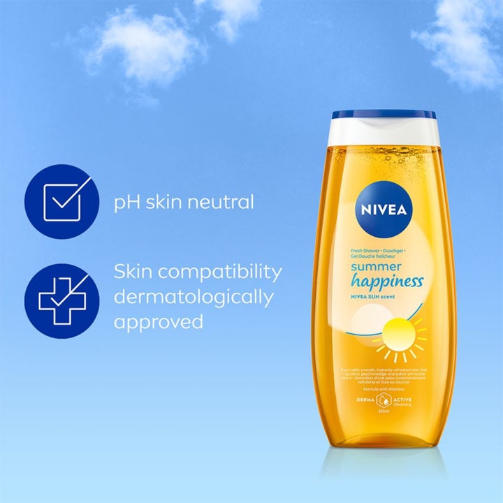 NIVEA Love Sunshine 250 ml opfriskende showergel med duft af solcreme ved siden af en appelsinskive