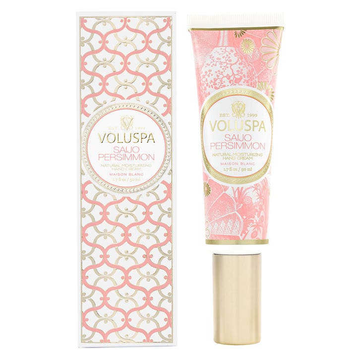 Voluspa Saijo Persimmon 50 ml fugtgivende håndcreme i tube med lyserødt mønster og guldhætte ved siden af æske.