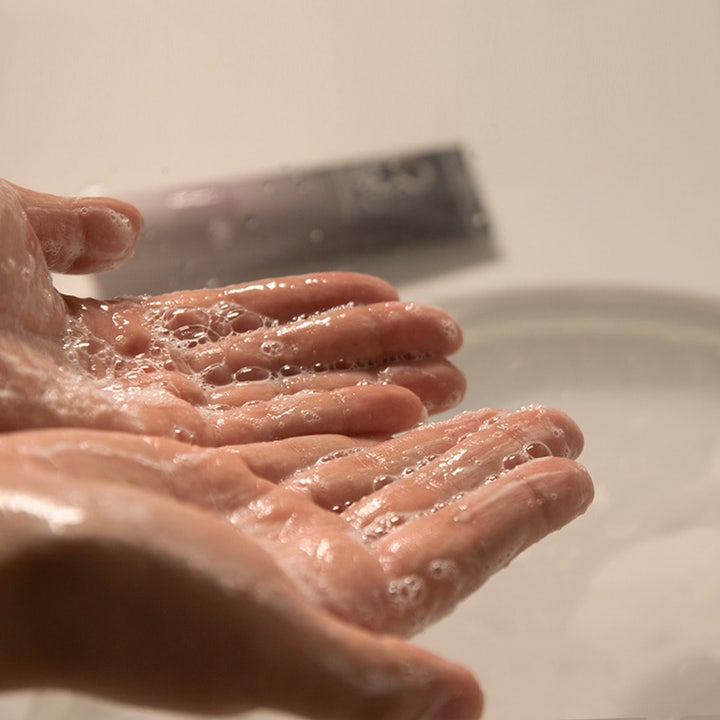 haruharu wonder Black Rice Soft Cleansing Gel 100 ml ansigtsrens skummer blidt op i hænderne