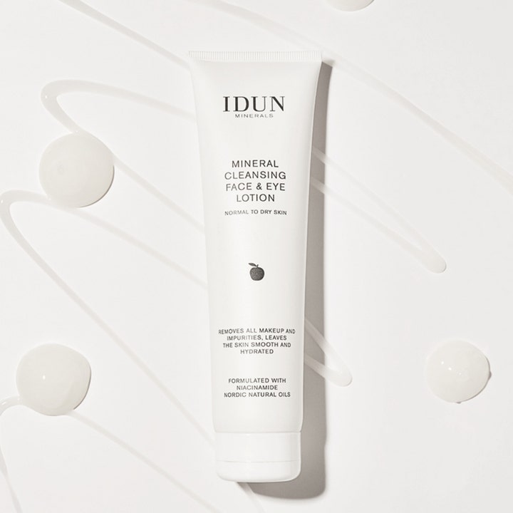 IDUN Minerals Cleansing Lotion 150 ml fugtgivende ansigtsrens med niacinamid vist med cremede swatches.