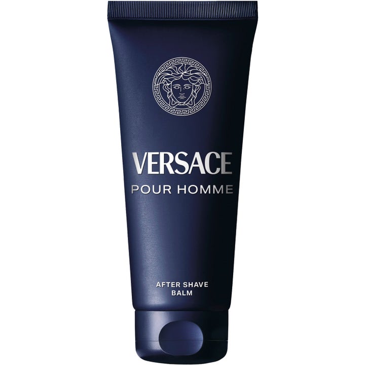 Versace Pour Homme After Shave Balm beroligende efterbarbering i en mørkeblå mat tube med sølvfarvet Medusa-logo.