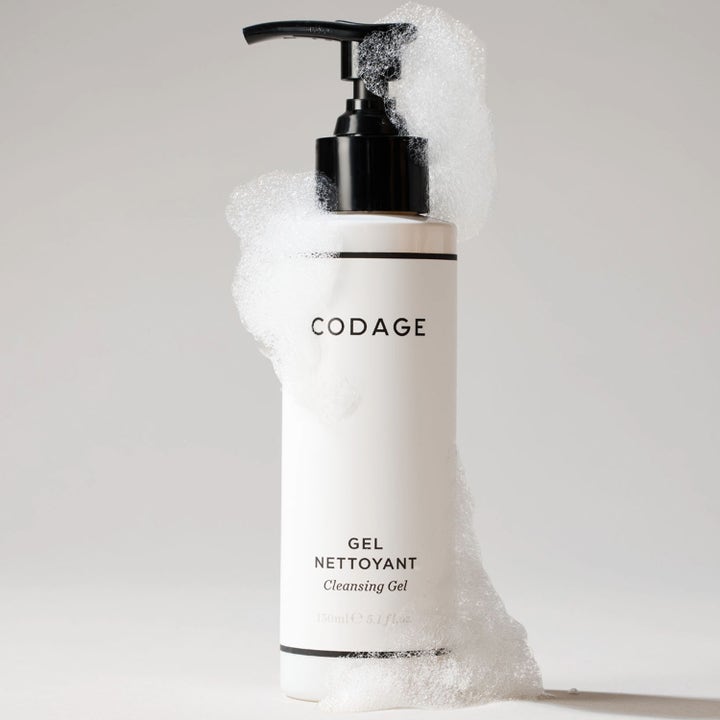Codage Paris The Cleansing Gel 150 ml ansigtsrens i hvid pumpeflaske dækket af luftigt hvidt skum