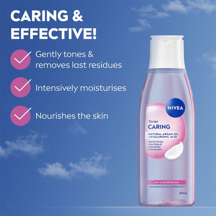 NIVEA Toner Caring 200 ml fugtgivende skintonic med arganolie og hyaluronsyre i lyserød flaske mod blå himmel
