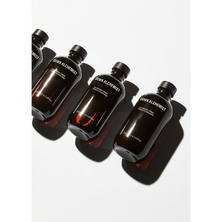 Grown Alchemist Balancing Toner 200 ml afbalancerende skintonic i fire ravfarvede glasflasker med sorte skruelåg
