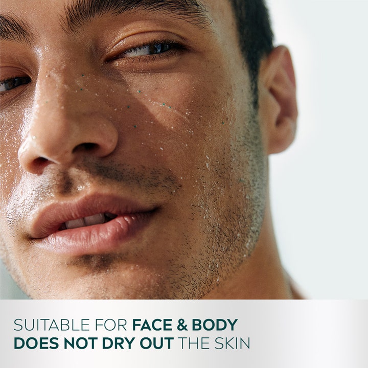 NIVEA Derma Skin Clear Anti-Blemish Scrub 150 ml ansigtsskrub med grønne korn på hud, velegnet til ansigt og krop.