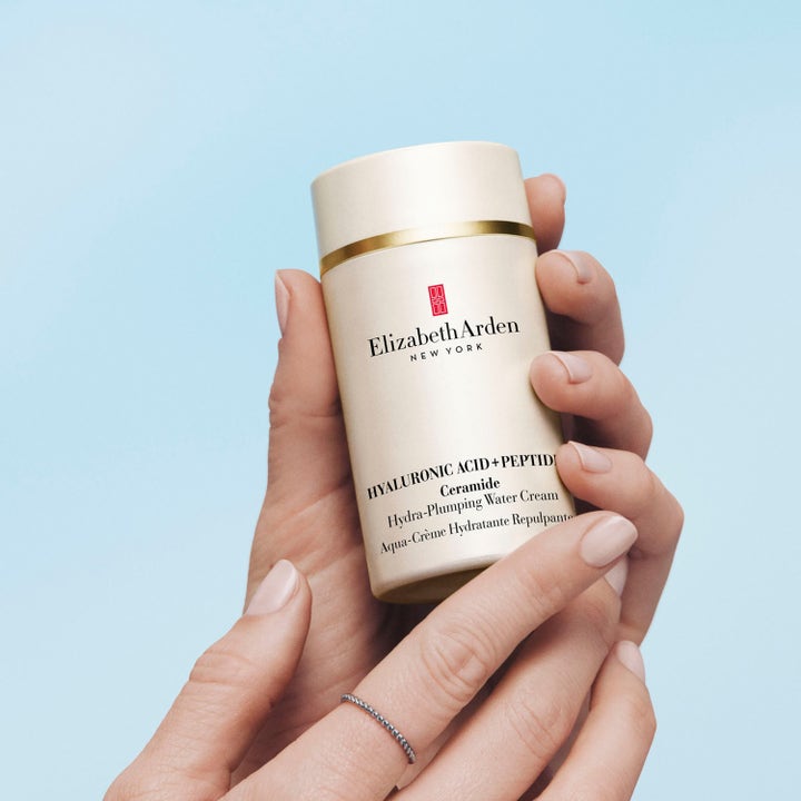 Elizabeth Arden Ceramide Hyaluronic Acid + Peptides Water Cream 50 ml fugtgivende dagcreme i beige krukke holdt i hænder.