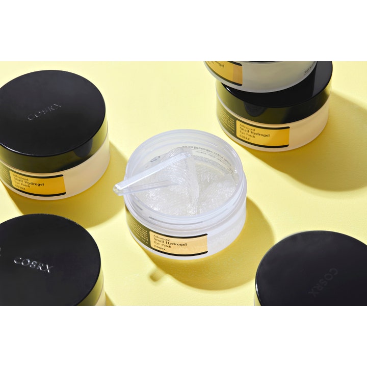 COSRX Advanced Snail Hydrogel Eye Patches 60 stk fugtgivende eye patches med snegleslim og klar tekstur i åben krukke