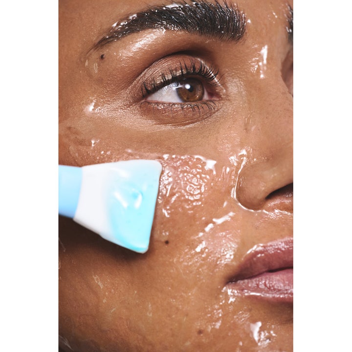 MASHH Hydrating Glazing Mask 50 ml påføres ansigtet med en pensel for at give intens fugt