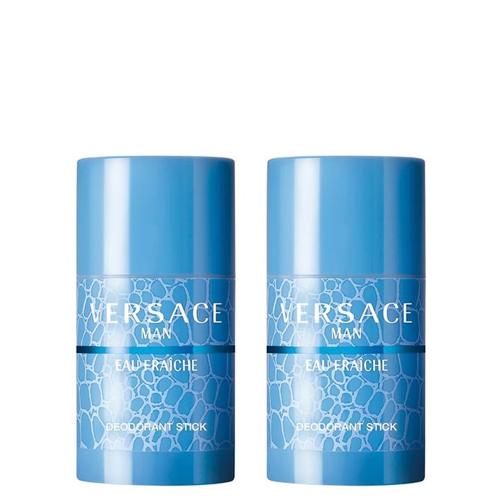 Versace Man Eau Fraîche 2 stk deodorantstick giver friskhed i lyseblå hylstre med et karakteristisk turkist mønster.