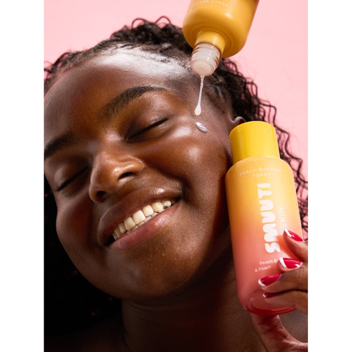 Smuuti Skin Peach Barrier Toner 130 ml påføres direkte på huden for at give en fugtgivende og strålende glød