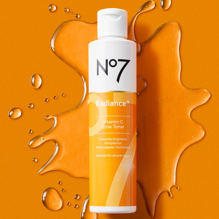 No7 Radiance+ Vitamin C Glow Toner 200 ml ansigtsvand giver glød i orange flaske med klar væskesplash