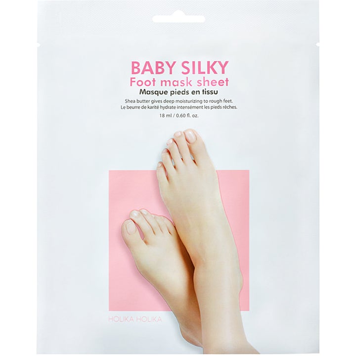 Holika Holika Baby Silky Foot Mask Sheet 18 ml blødgørende fodmaske med sheasmør i hvid pose med motiv af fødder