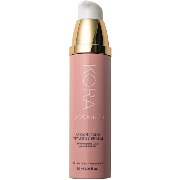 KORA Organics Kakadu Plum Vitamin C Serum 30 ml lysnende ansigtsserum i en støvet lyserød flaske med guldpumpe