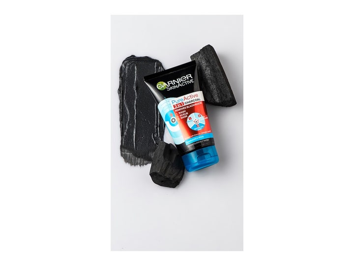 Garnier SkinActive Pure Active 3-in-1 Charcoal 150 ml ansigtsskrubb mod urenheder vist med sort tekstur og kul