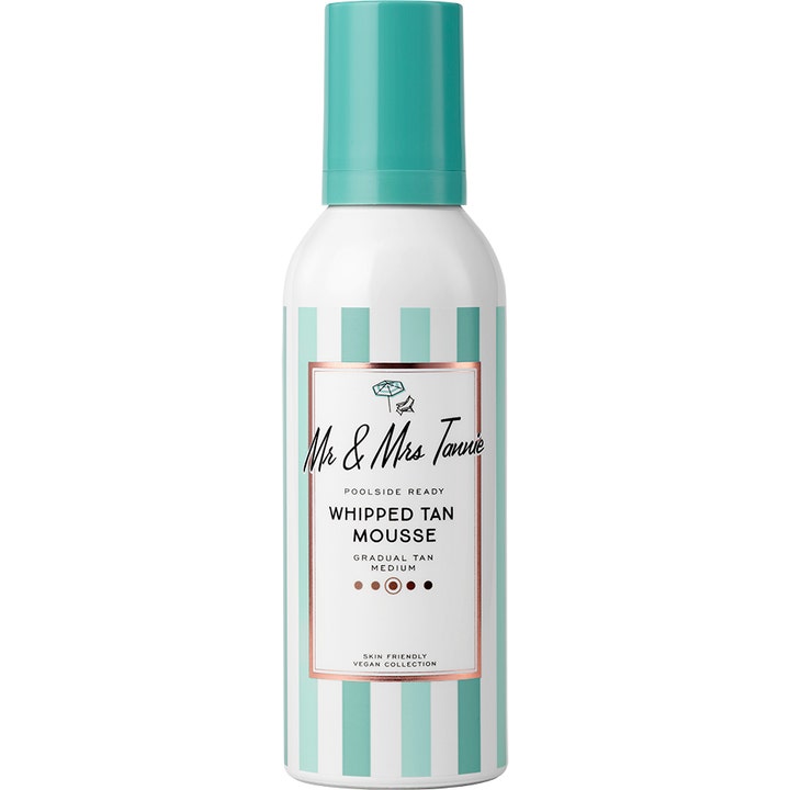 Mr & Mrs Tannie Whipped Tan Mousse giver gradvis solkysst glød i en hvid flaske med turkise striber og låg.