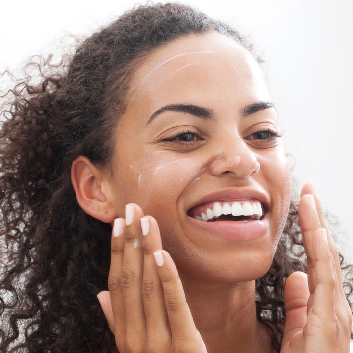 Clinique All About Clean Liquid Facial Soap 200 ml ansigtsrens påføres en smilende kvinde i ansigtet
