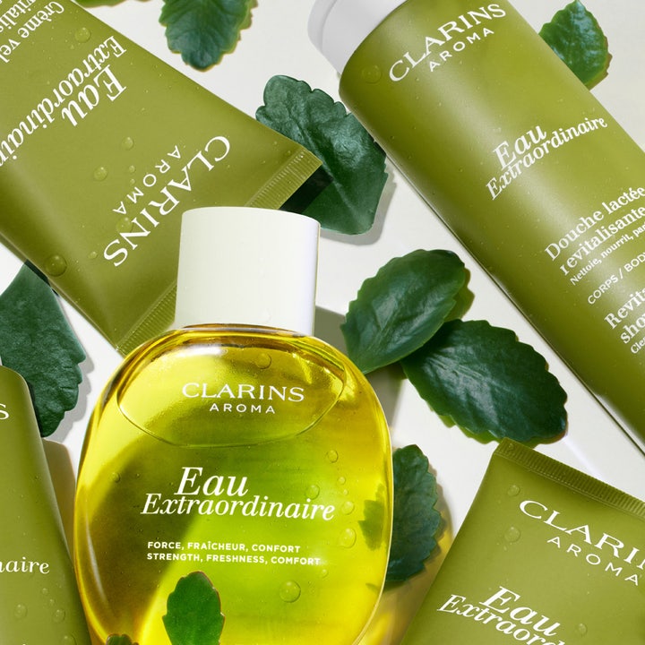 Clarins Eau Extraordinaire Revitalizing Shower Milk 200 ml revitaliserende bodyshampoo i grønne tuber med friske blade.
