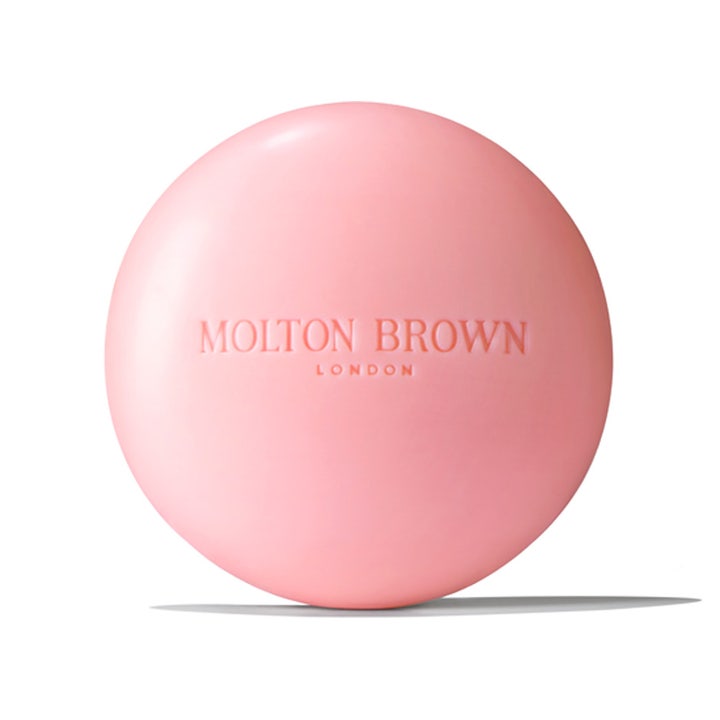 Molton Brown fast sæbe rengørende kropspleje i form af en rund lyserød sæbebar med indgraveret logo