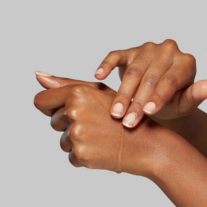 Dermalogica Circular Hydration Serum 30 ml fugtgivende ansigtsserum påføres her på hænderne