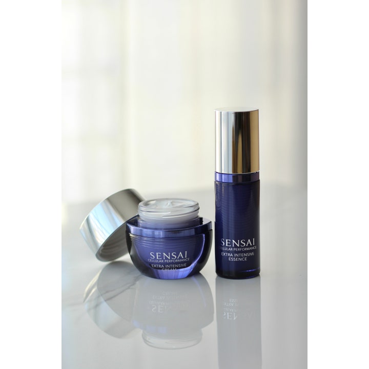 Sensai Cellular Performance Extra Intensive Cream 40 ml ansigtscreme i lilla glaskrukke med sølvlåg og essence
