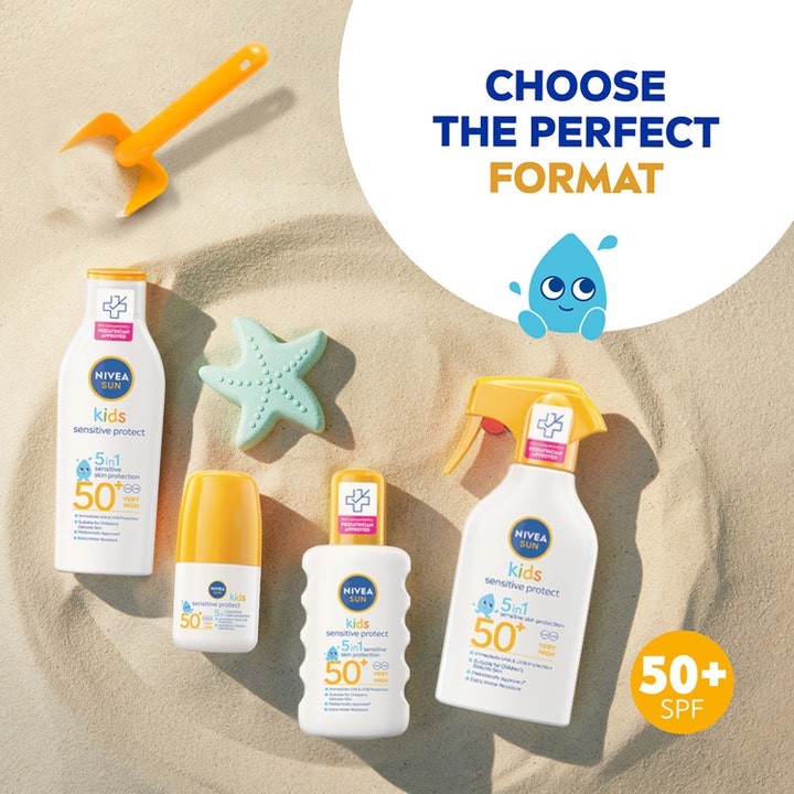 NIVEA SUN Kids Sensitive 50 ml solcreme til børn i flere formater på sand med strandlegetøj og SPF 50