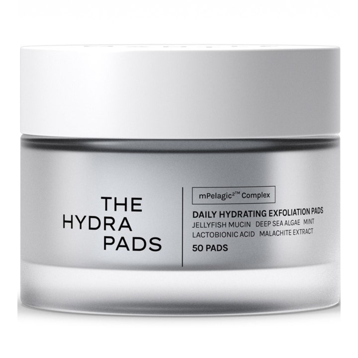 The Hydra Pads 50 stk eksfolierende og fugtgivende pads i en krukke af frostet glas med hvidt låg