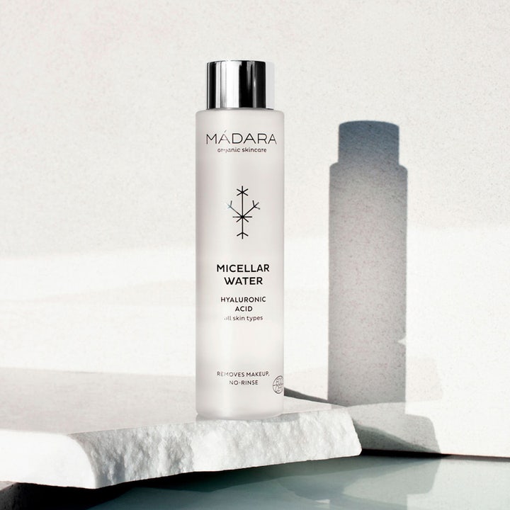 MÁDARA Micellar Water 100 ml fugtgivende ansigtsrens med hyaluronsyre i frostet flaske med sølvlåg