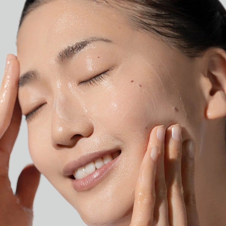 Dermalogica Daily Glycolic Cleanser 150 ml eksfolierende ansigtsrens påføres fugtig hud for en strålende glød