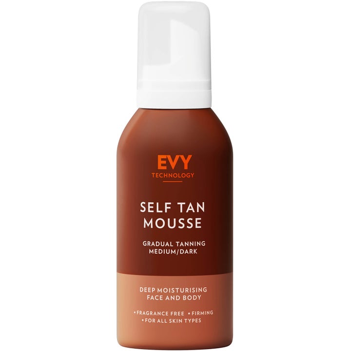 EVY Self Tan Mousse 150 ml fugtgivende selvbruner i brun flaske med hvid pumpe giver en jævn glød