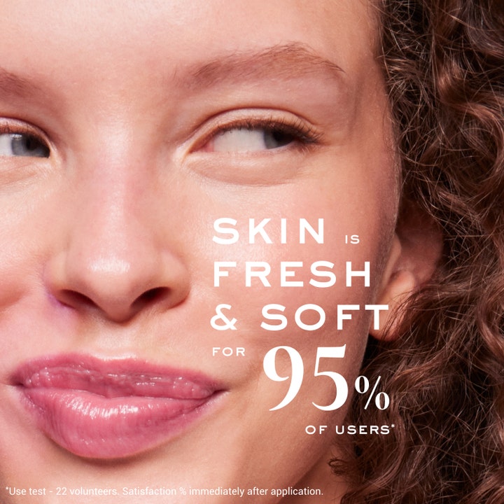 Nuxe Very Rose Cleansing Foam 150 ml beroligende rengøringsskum giver frisk og blød hud vist på nærbillede af kvinde.