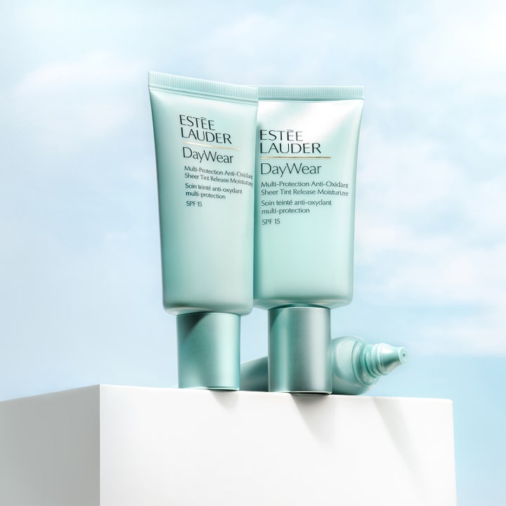 Estée Lauder DayWear Sheer Tint Release Moisturizer SPF15 30 ml dagcreme i lysegrønne tuber mod blå himmel