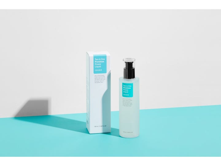 COSRX Two In One Poreless Power Liquid 100 ml minimerer porer i en frostet blå flaske med sort pumpe og hvid æske.