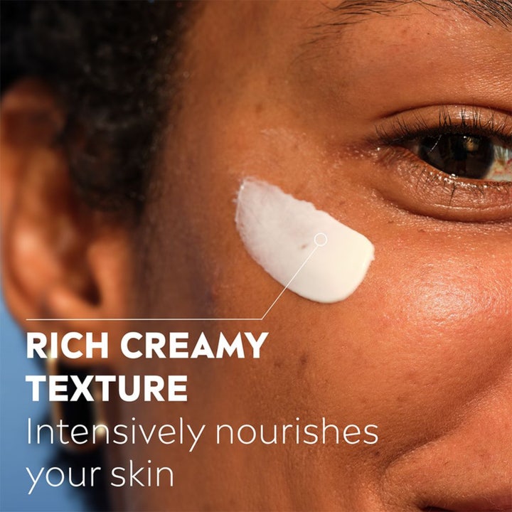 NIVEA Q10 Extra Nourish Day Cream 50 ml nærende dagcreme med en rig cremet tekstur på huden