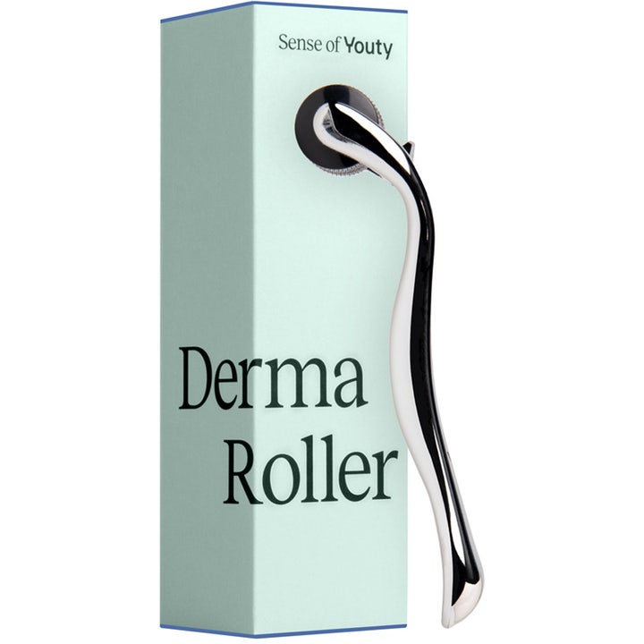 Sense of Youty Dermaroller hudpleje med en ergonomisk sølvfarvet roller ved siden af en lysegrøn æske