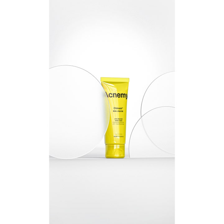 Niche Beauty Lab Acnemy Zitmask 100 ml gul tube med BHA og svovl placeret bag frostede glasplader