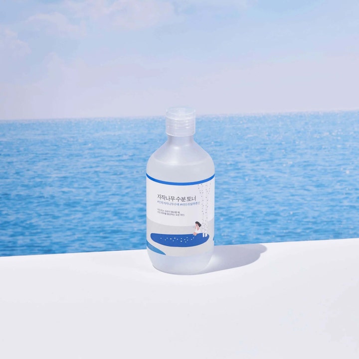 Round Lab Birch Juice Moisturizing Toner 300 ml fugtgivende ansigtsvand foran blåt hav
